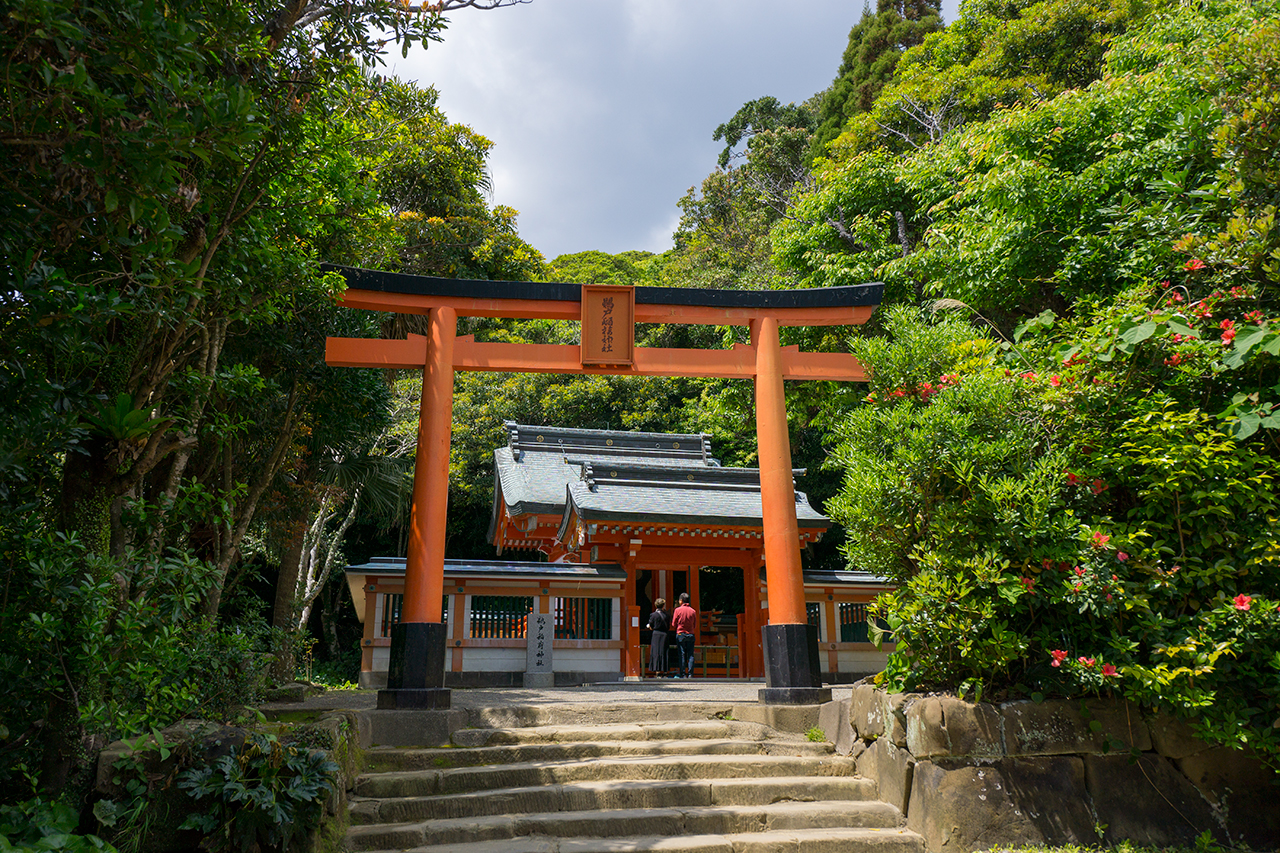 鵜戸稲荷神社 鳥居と社殿
