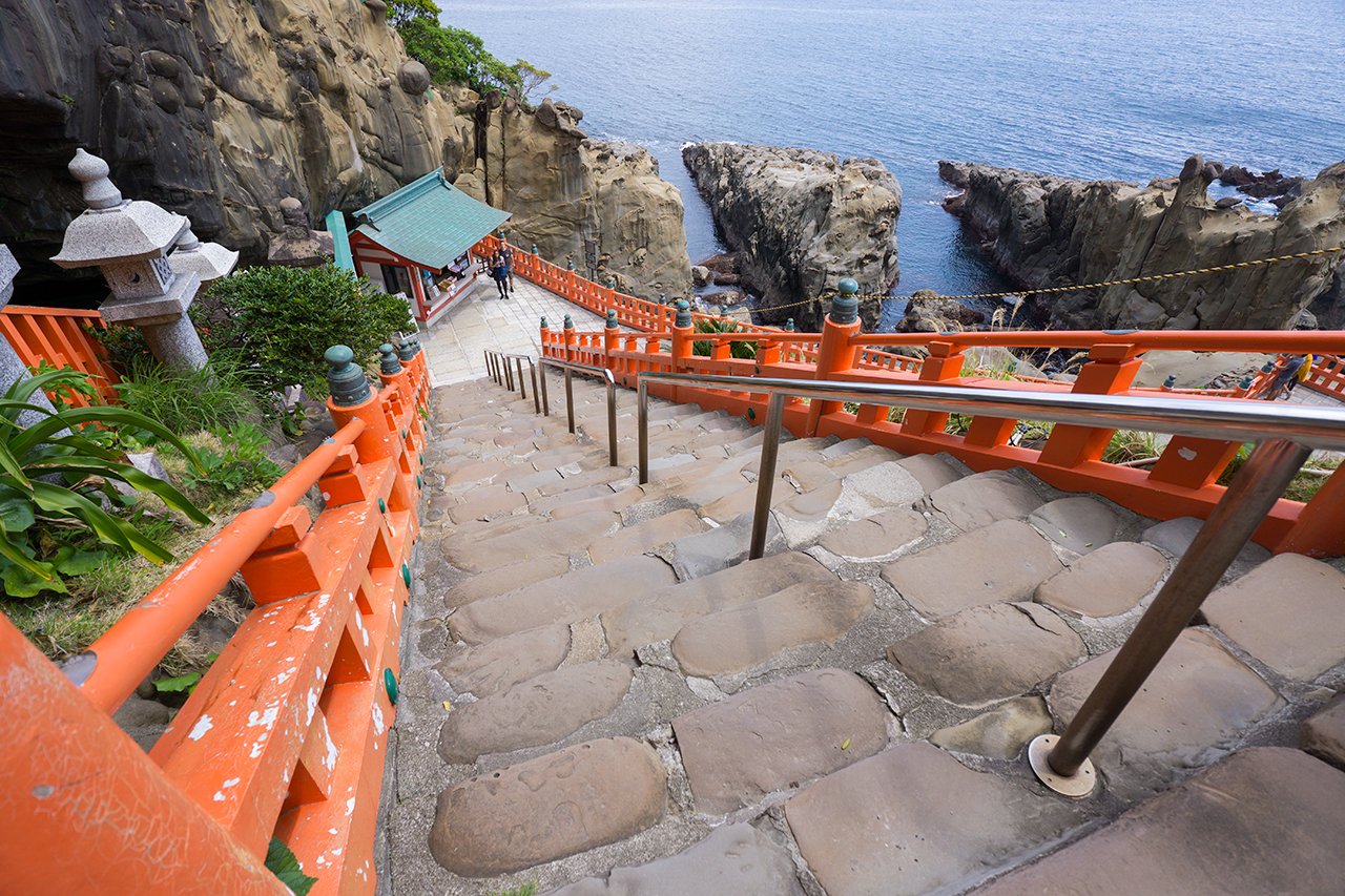 崖に沿って続く下り階段