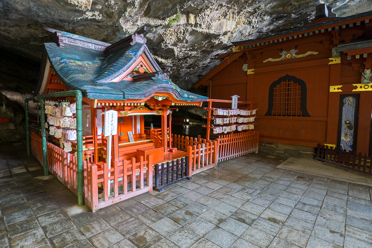 皇子神社と絵馬掛け所と本殿