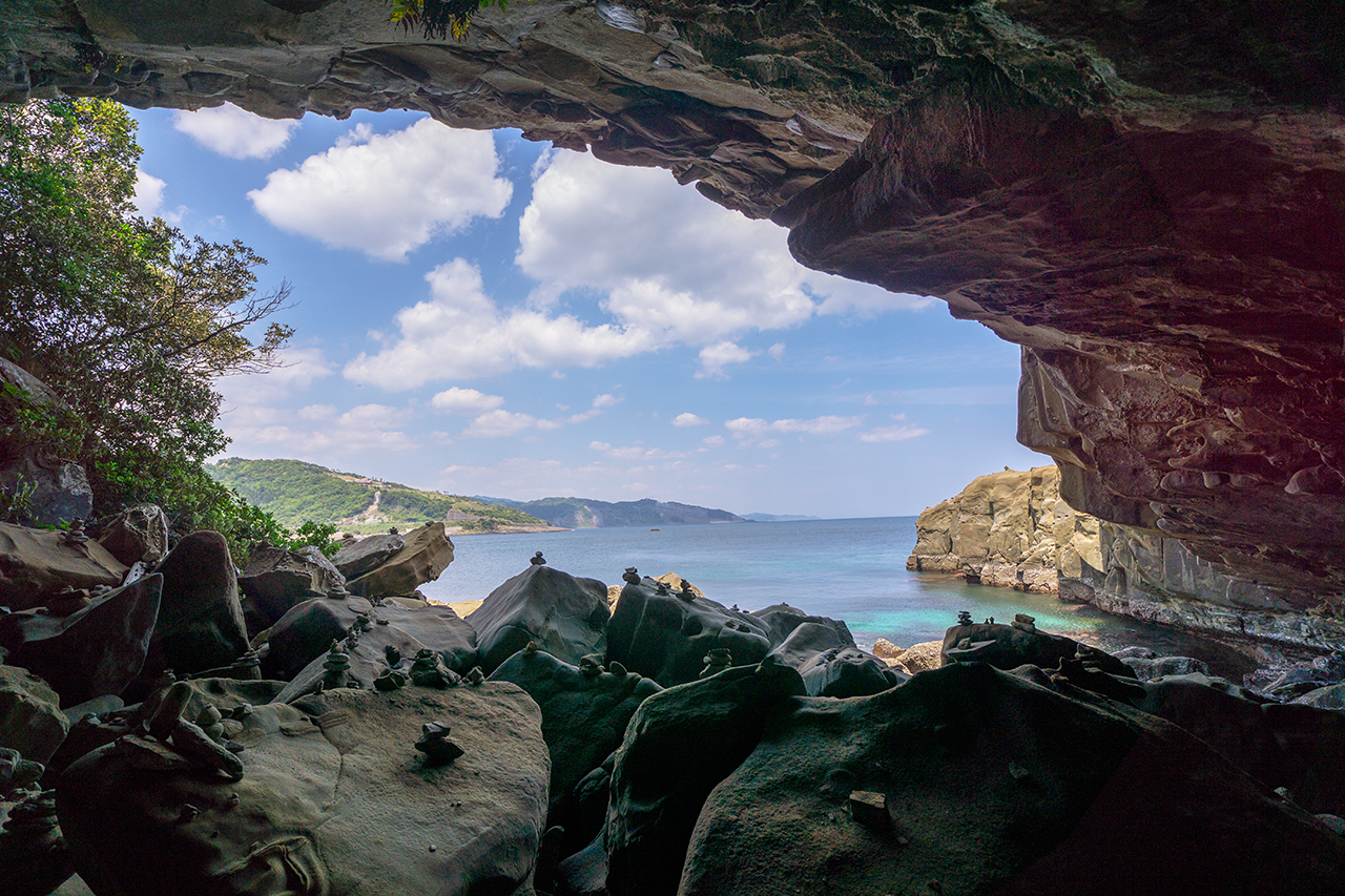 洞窟から眺めた海