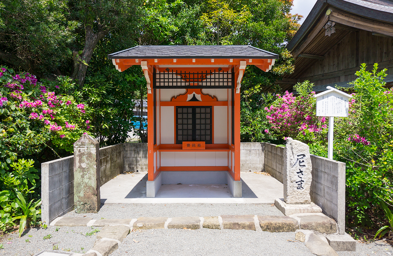 坊園の尼さまのお社