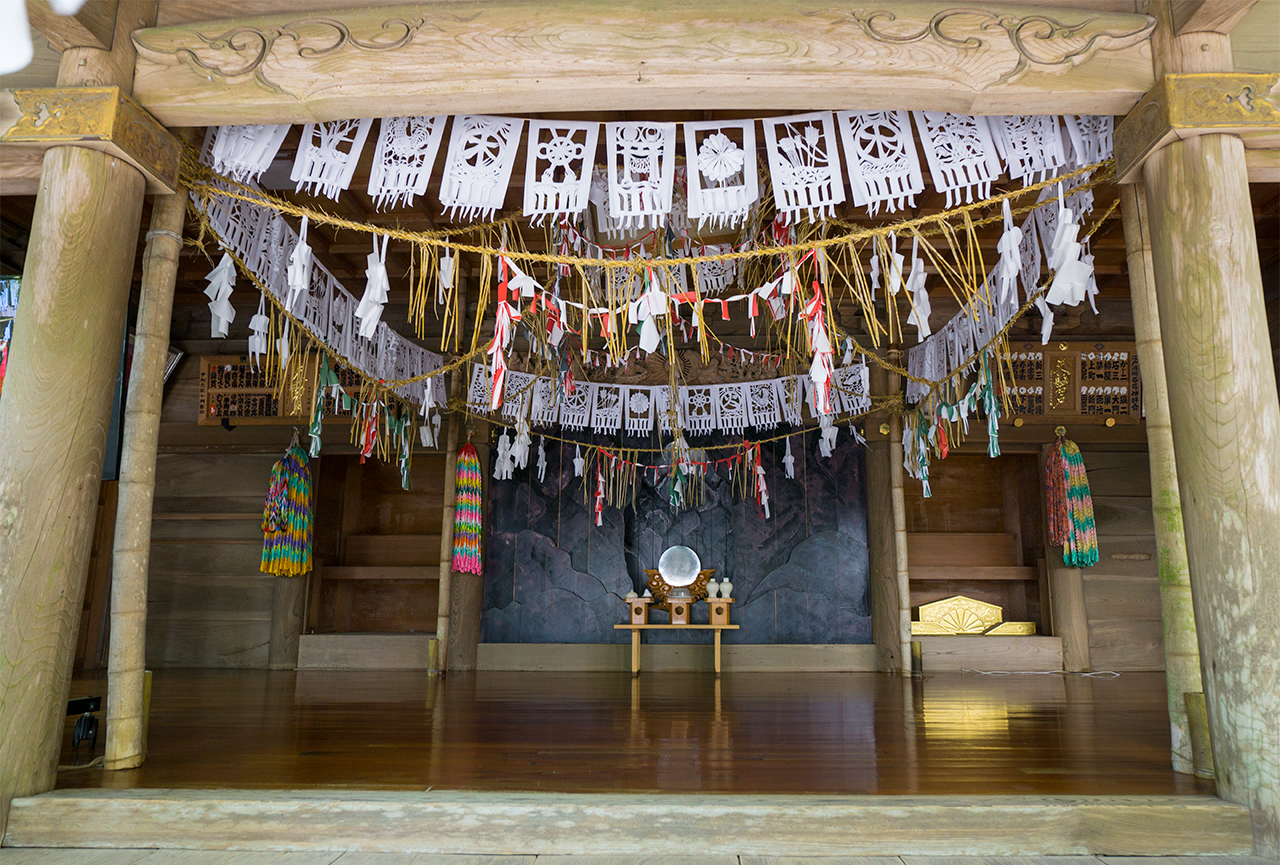 天岩戸神社 西本宮神楽殿内部