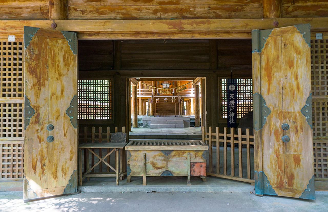 天岩戸神社 東本宮 拝殿内部