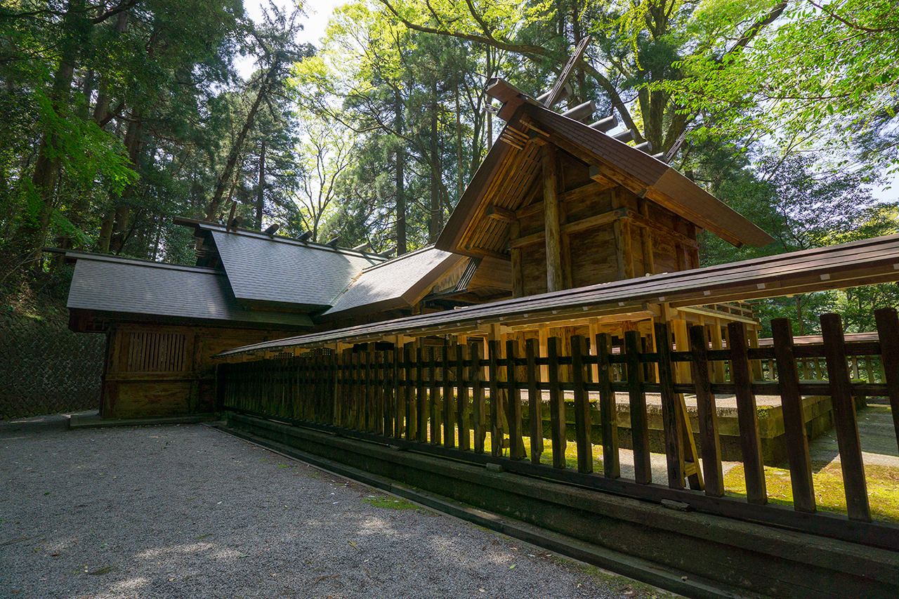 天岩戸神社 東本宮 本殿と拝殿