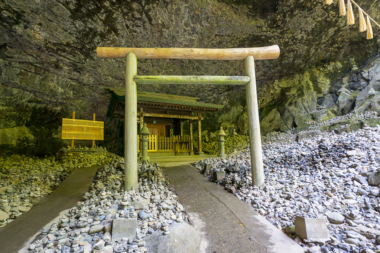 天岩戸神社 鳥居と天安河原宮社殿