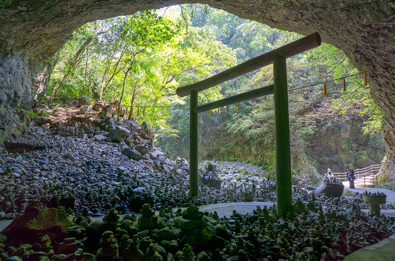 天岩戸神社 裏側から撮影した洞窟と鳥居