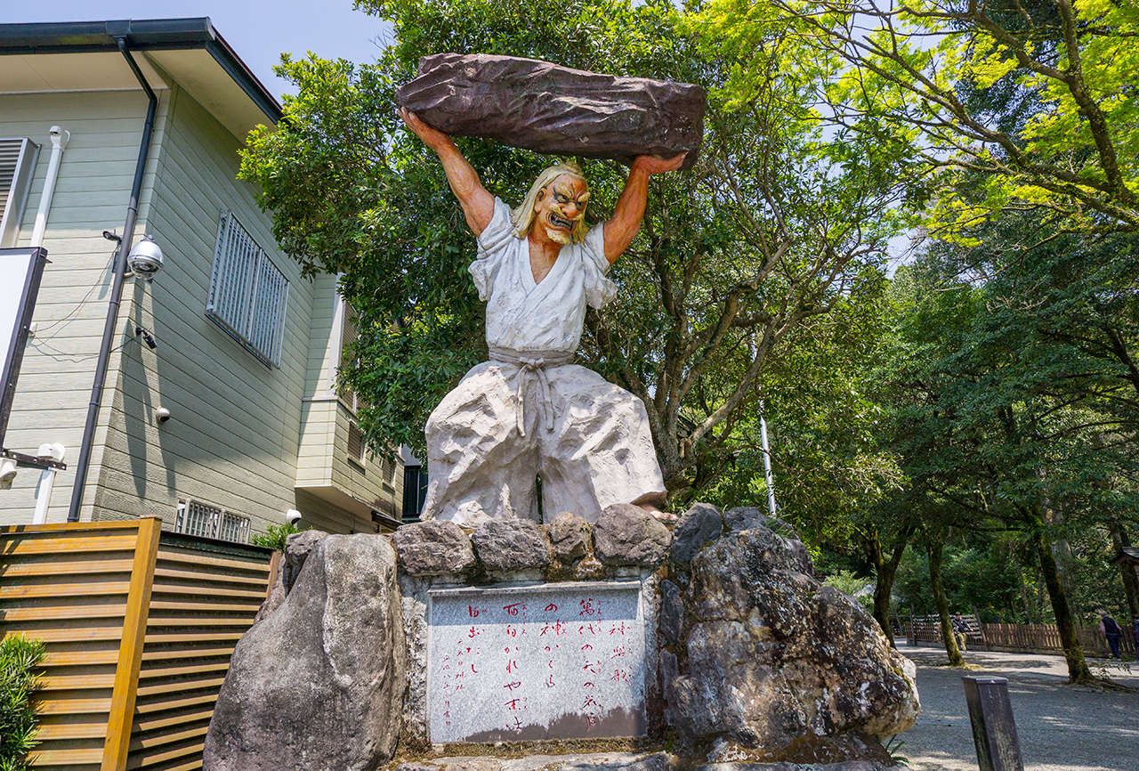 天岩戸神社 手力男命戸取像