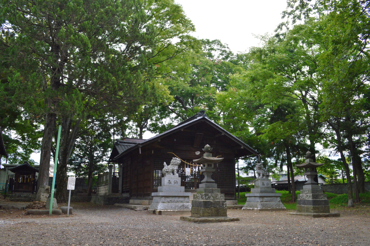 境内の社叢と社殿