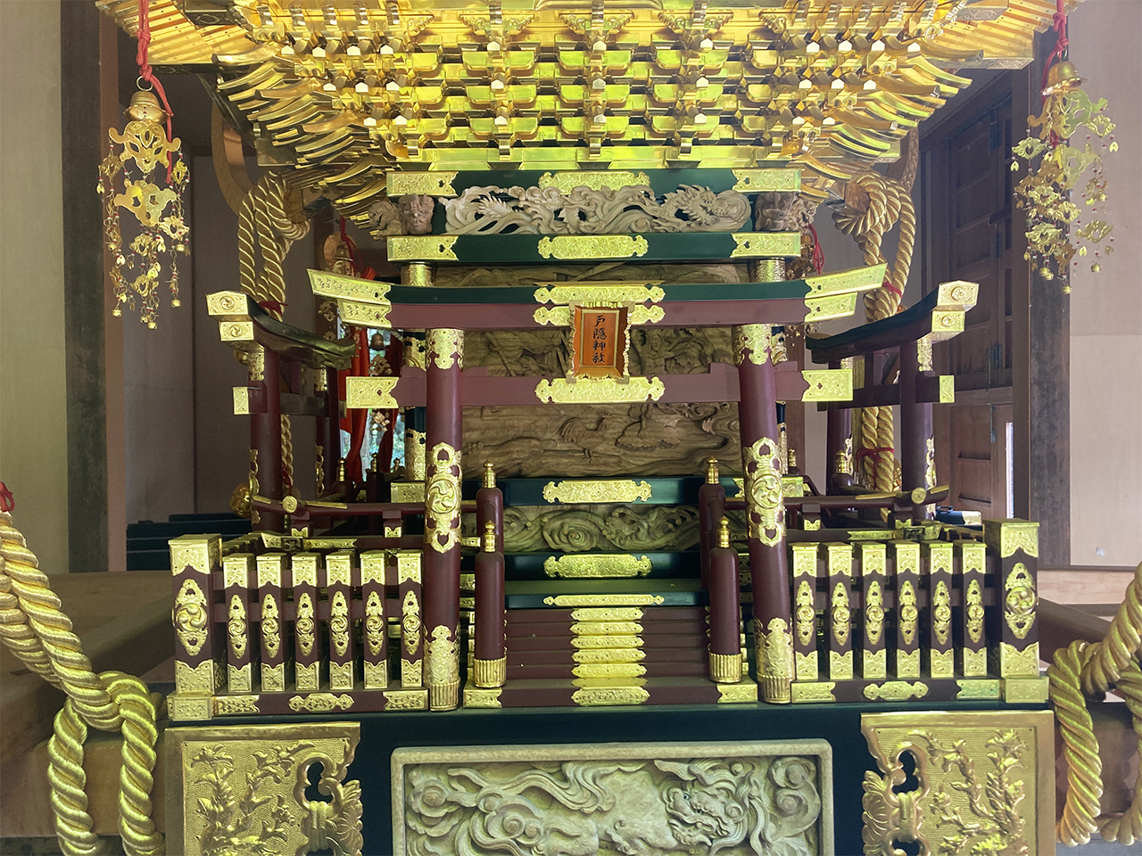 右側のお神輿