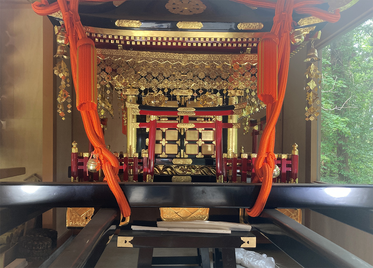 左側のお神輿