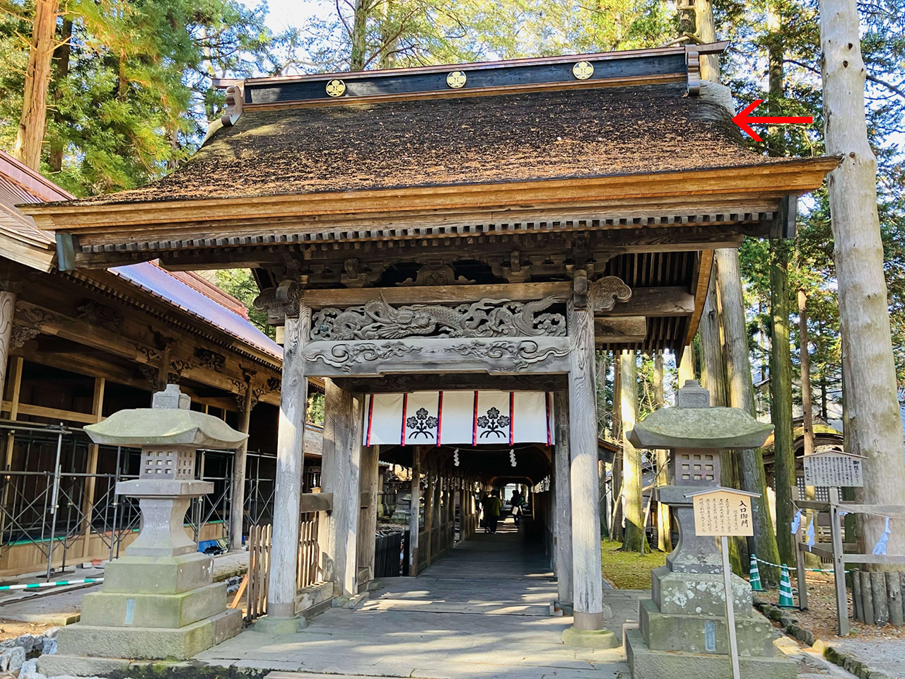 復興された入口御門のこけらぶき屋根