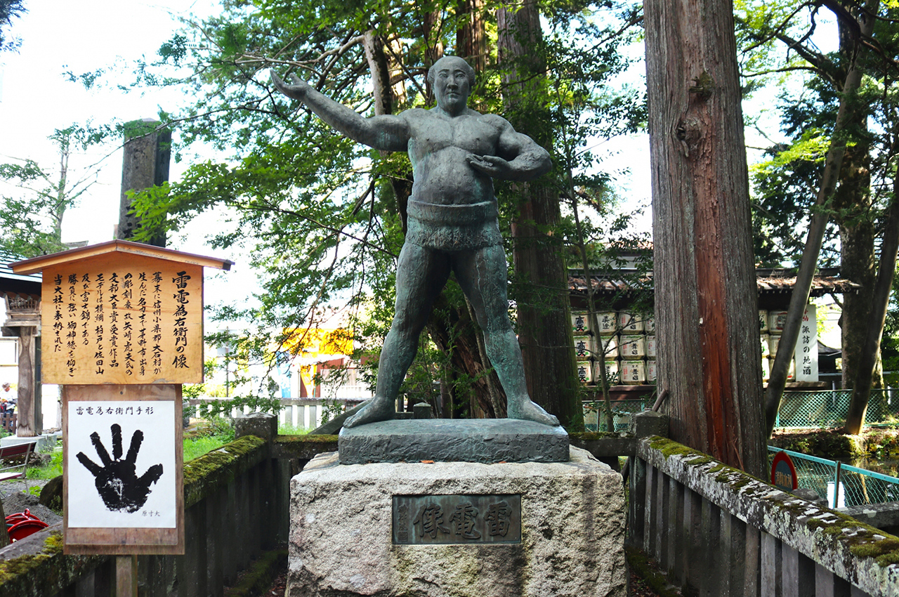 雷電為右衛門の像