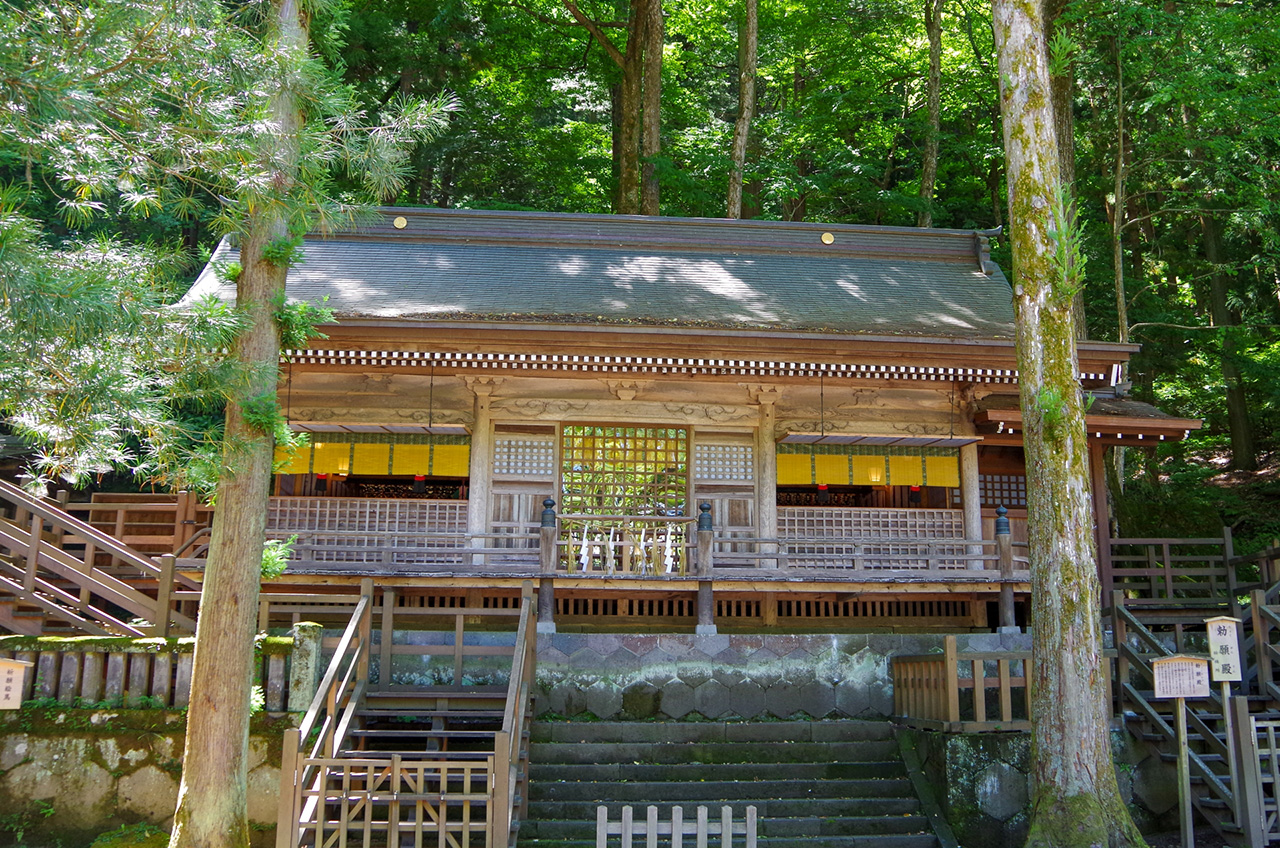 勅願殿
