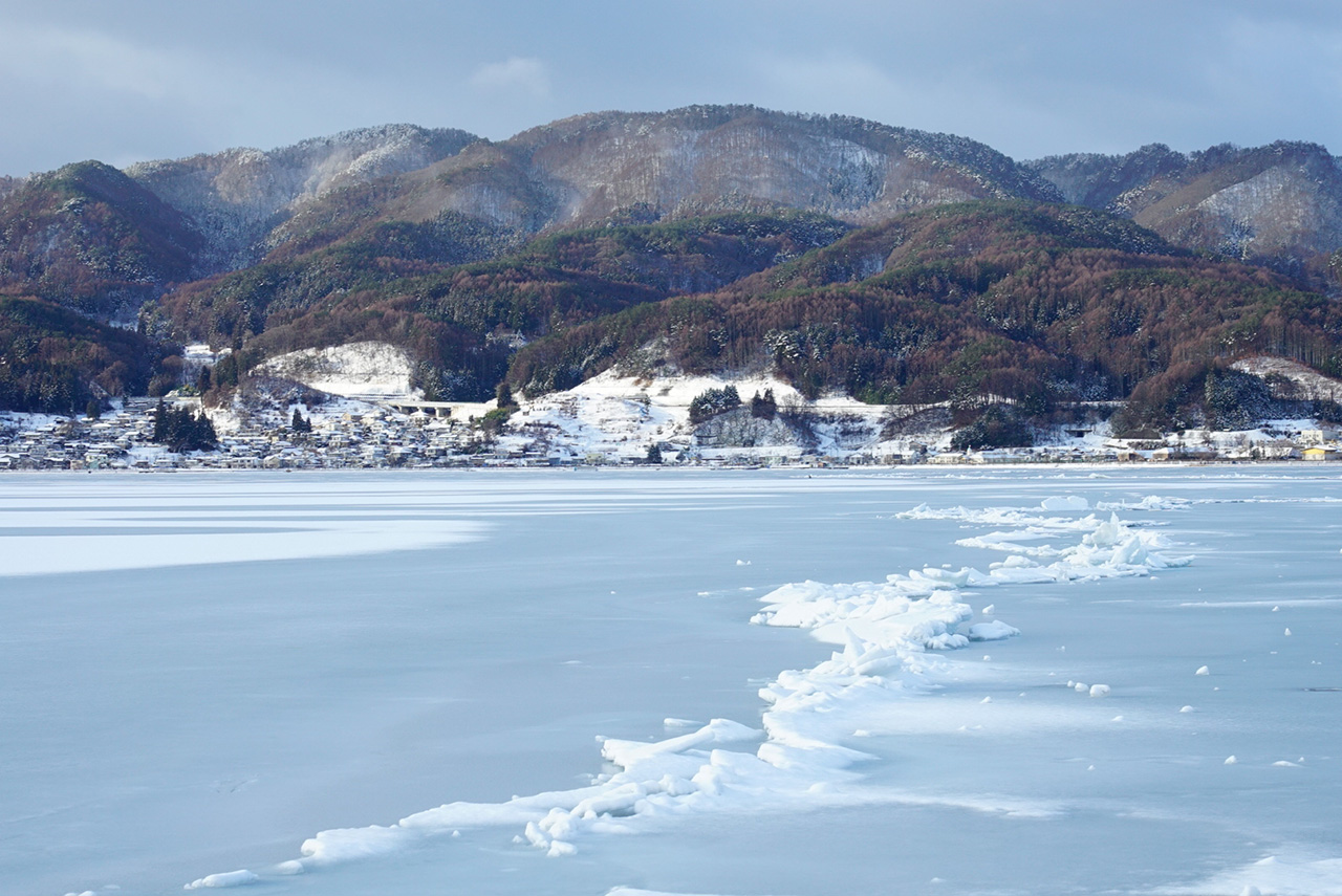 諏訪湖に見える御神渡り