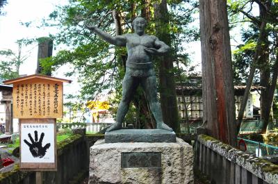 諏訪大社 上社本宮 雷電為右衛門の像