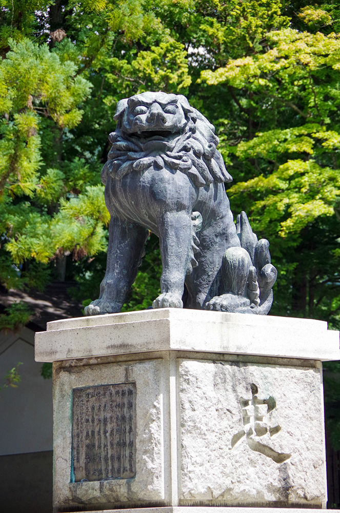 神楽殿前の大きな狛犬