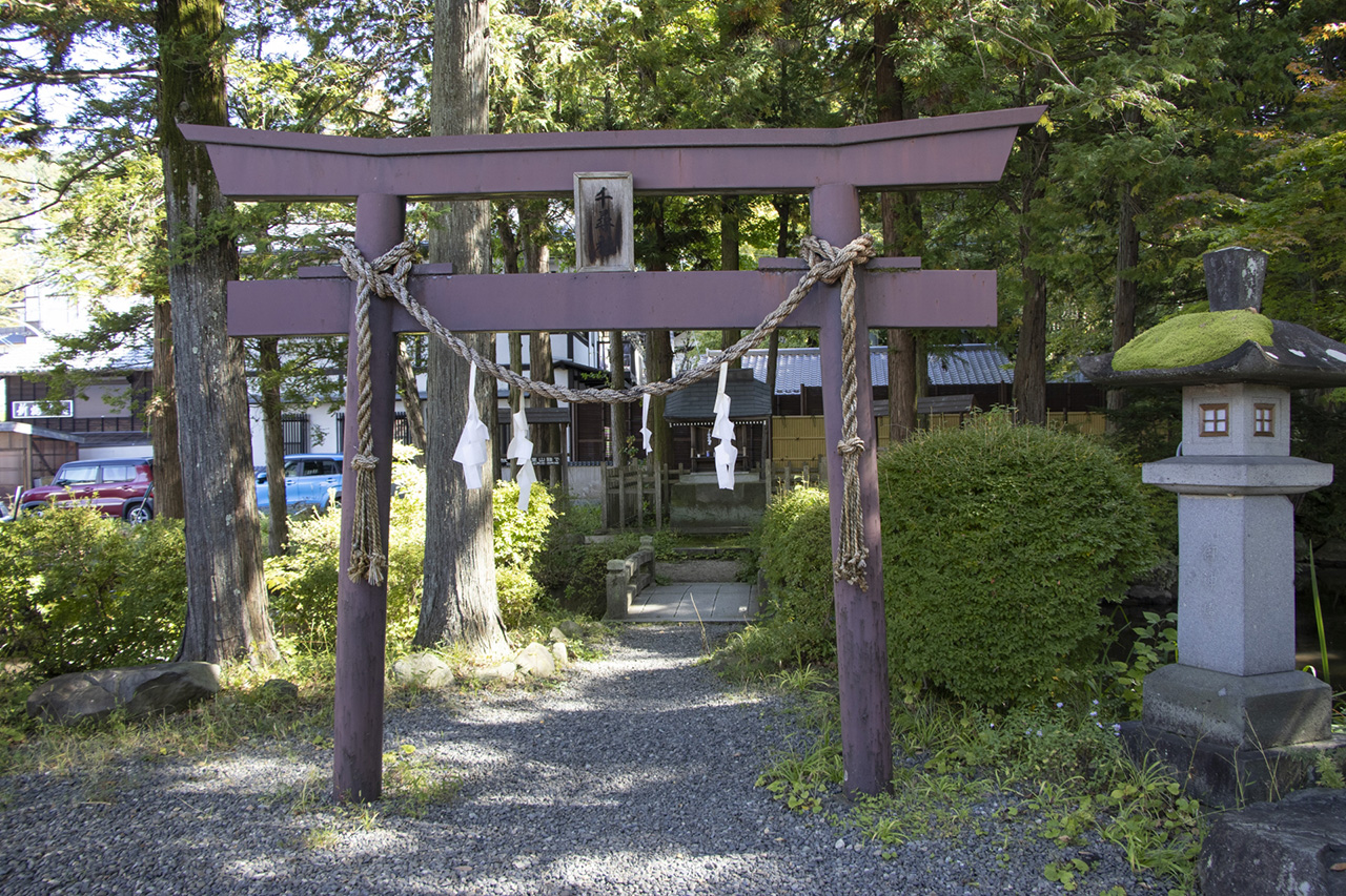 千尋社の鳥居と社殿
