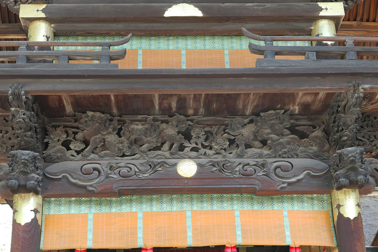 幣拝殿の獅子の彫刻