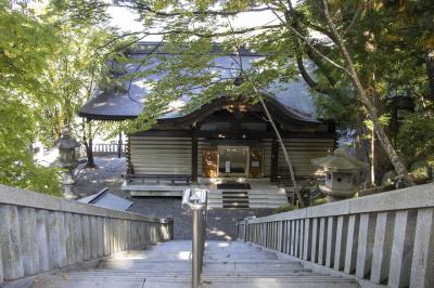諏訪大社 下社秋宮 階段下の宝物殿