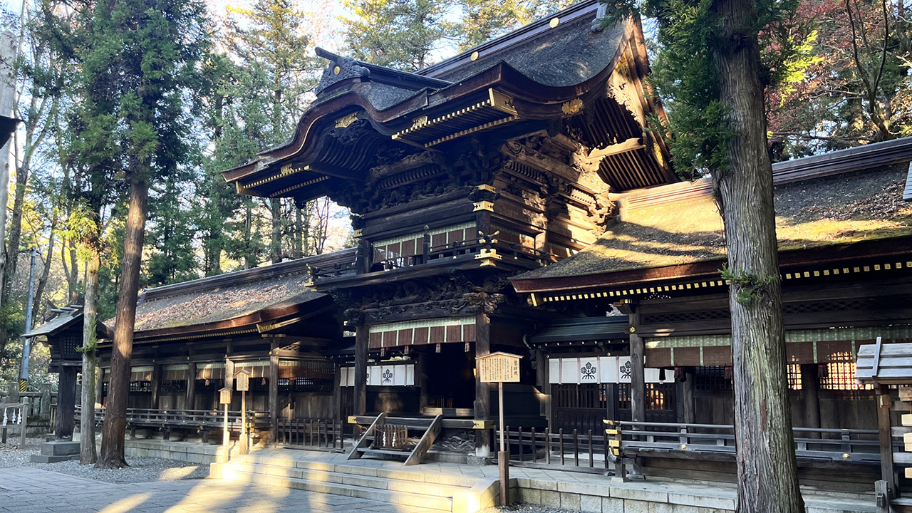 幣拝殿斜め