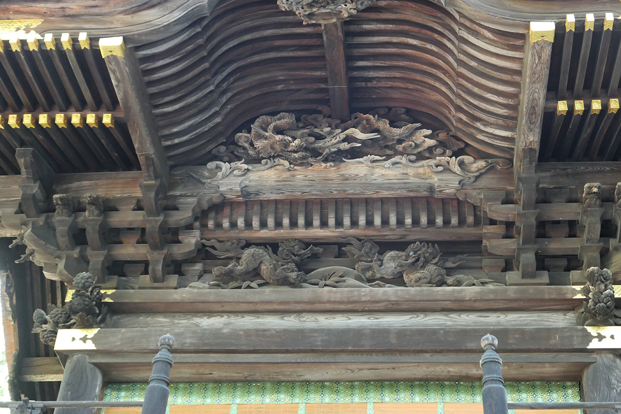 幣拝殿の唐破風にある飛竜と麒麟の彫刻