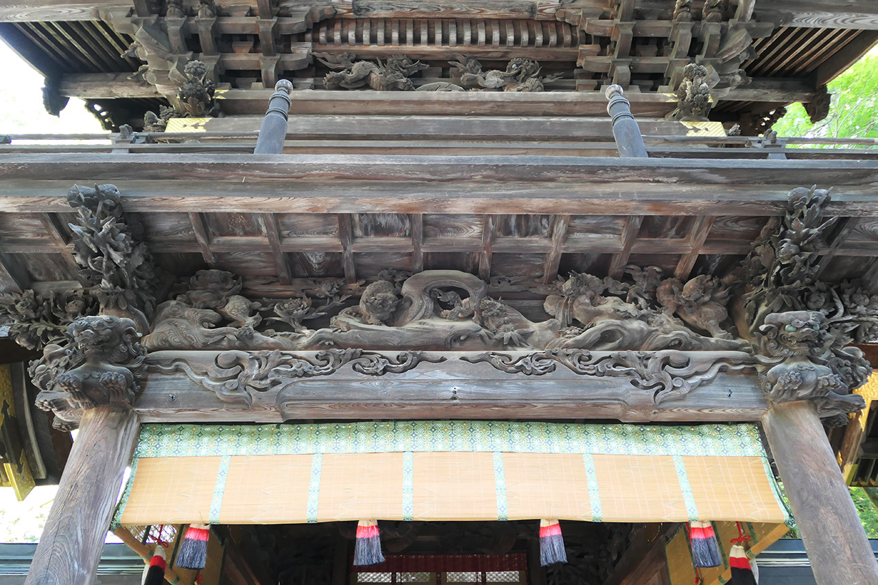 幣拝殿の牡丹と唐獅子の彫刻