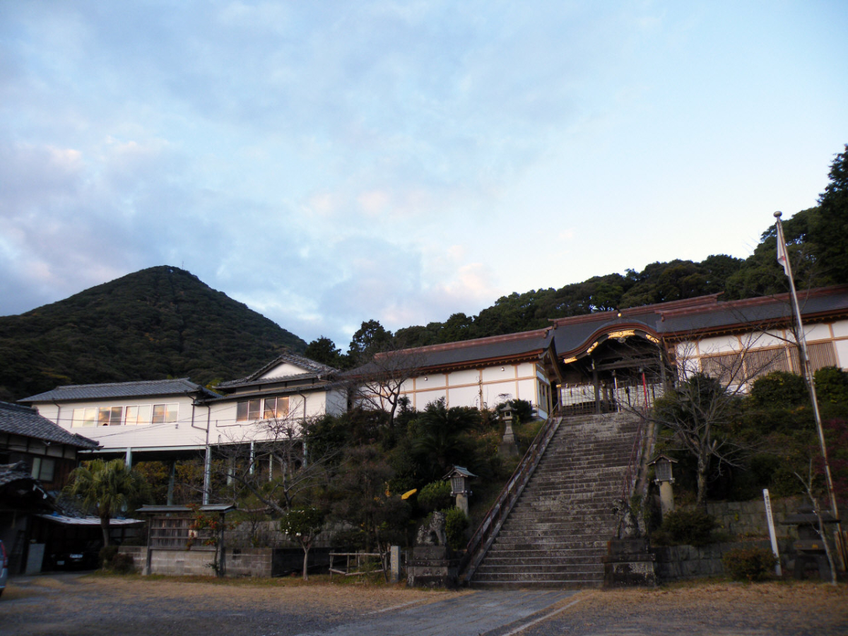 石段と社殿