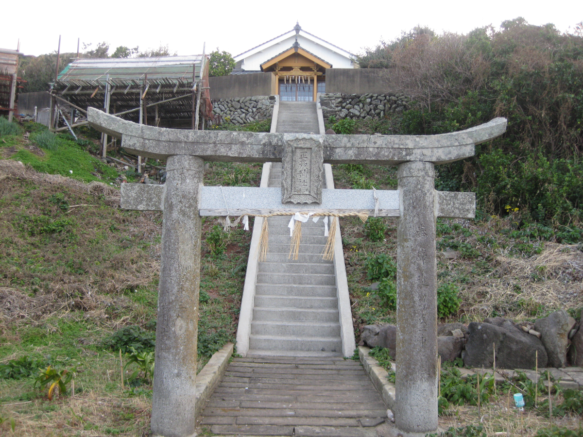 鳥居と石段と拝殿