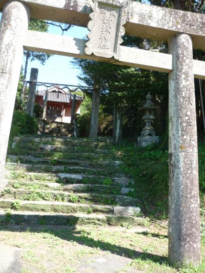 新城神社 鳥居と石段