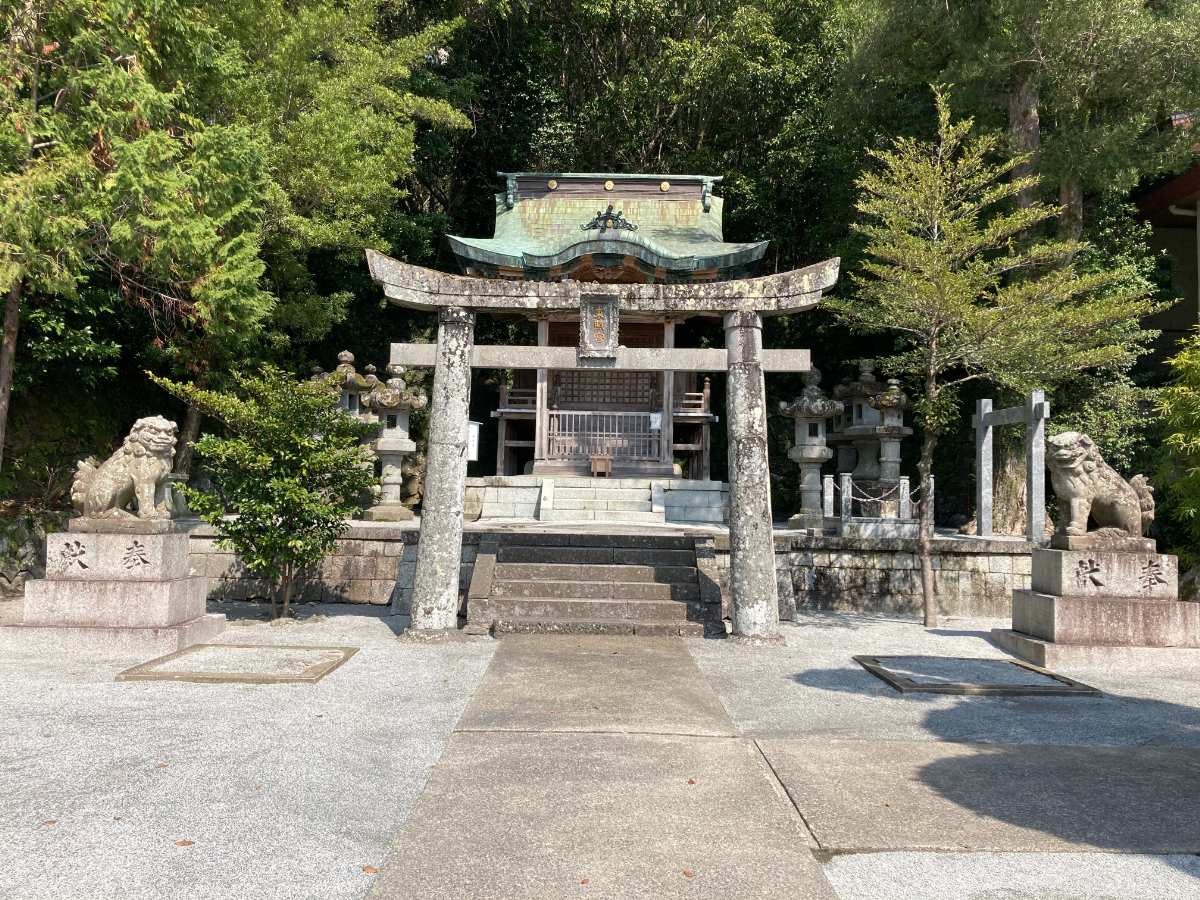 鳥居と拝殿