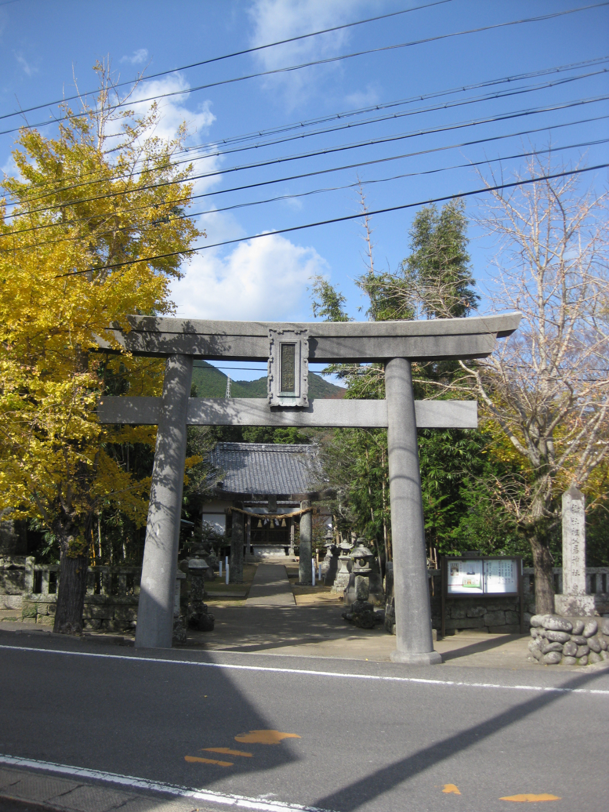 鳥居と拝殿