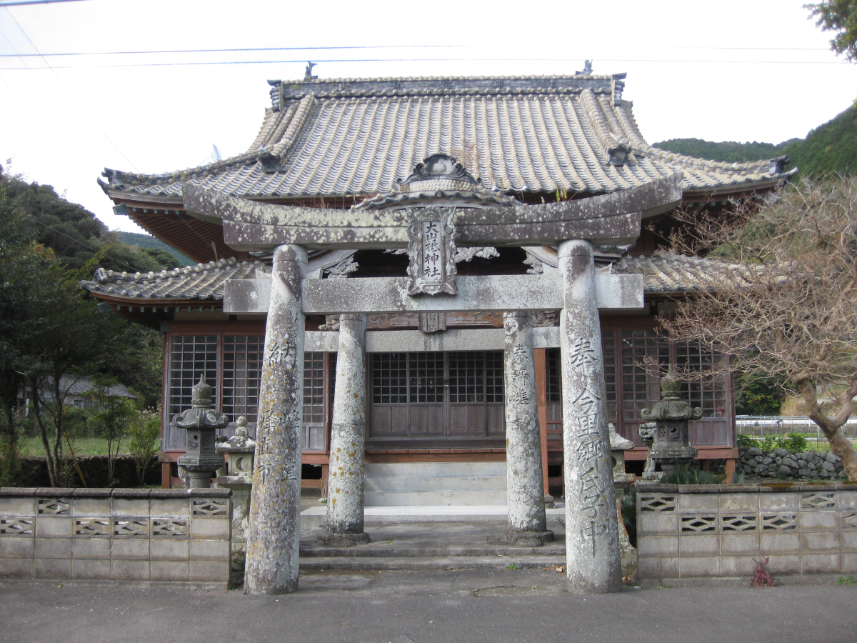 鳥居と社殿