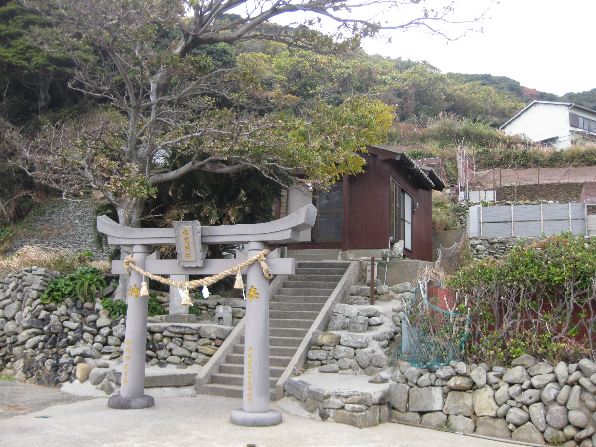 鳥居と社殿