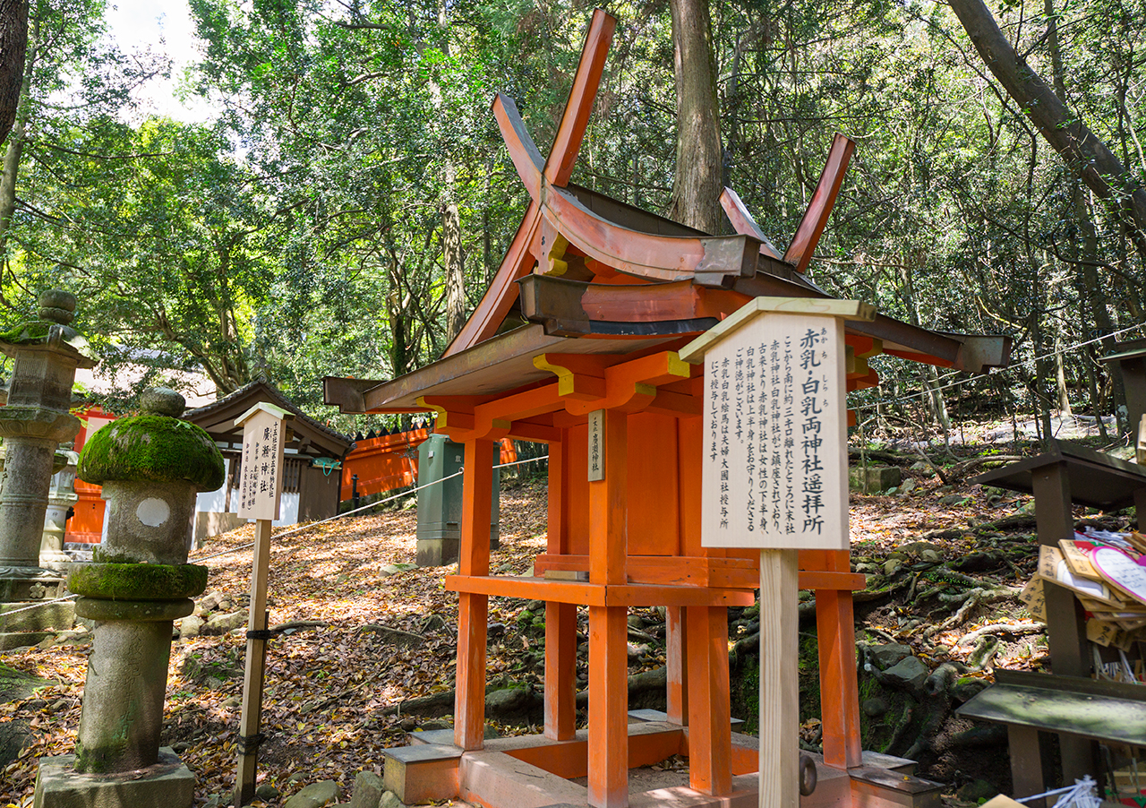 春日大社 赤乳白乳両神社遙拝所 社殿