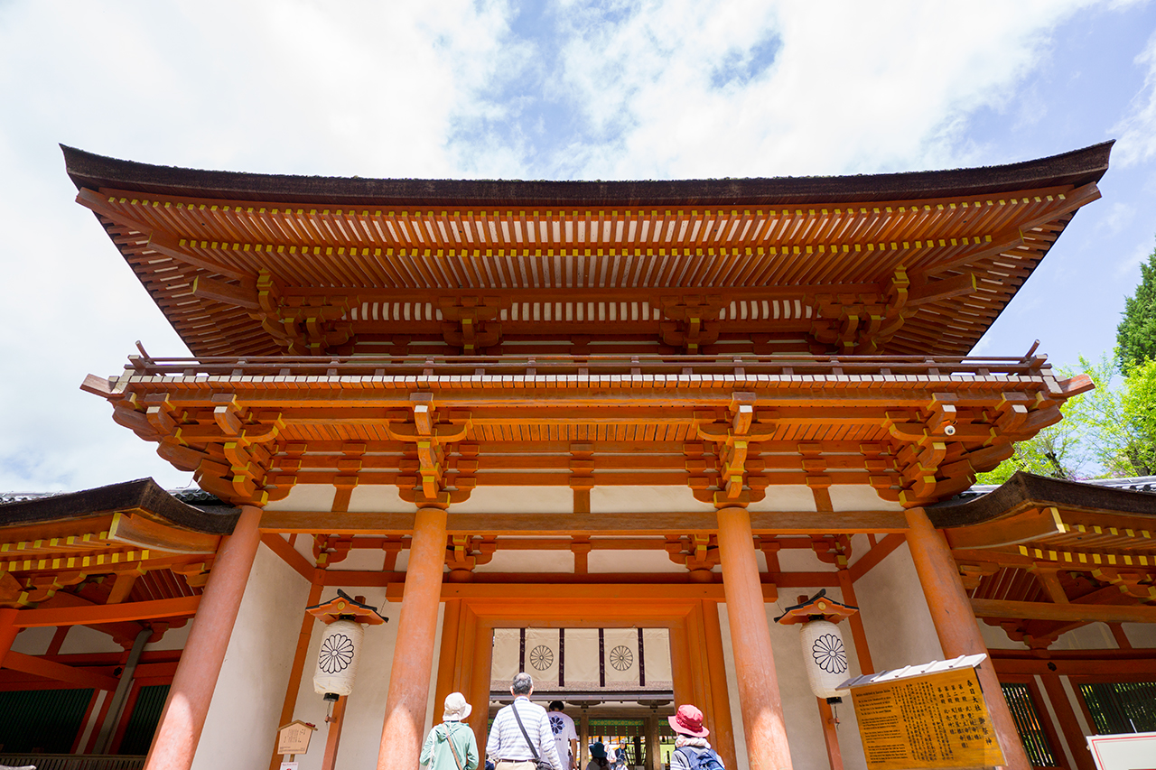 見上げた南門(楼門)