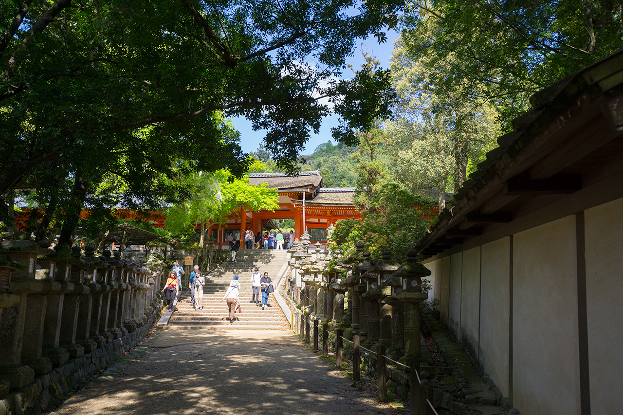 石段と慶賀門