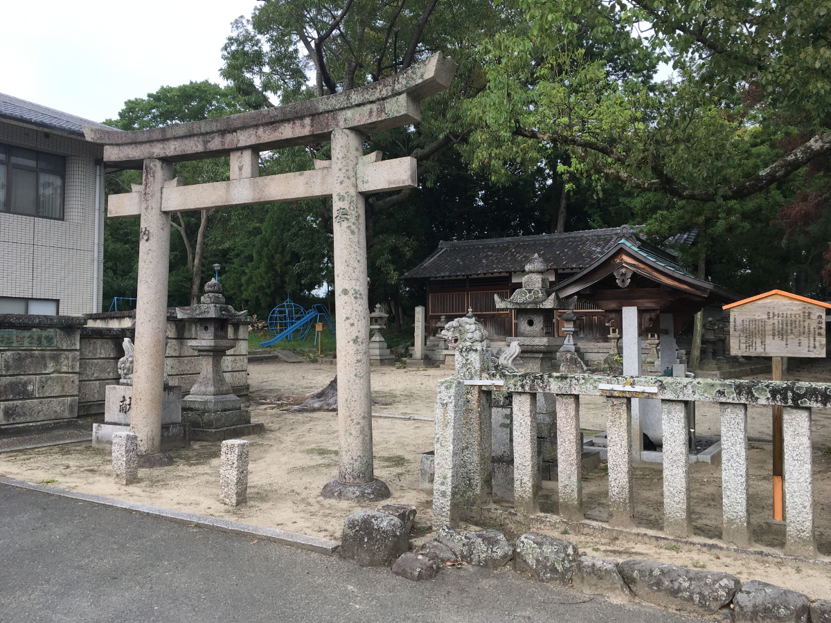 鳥居と社殿