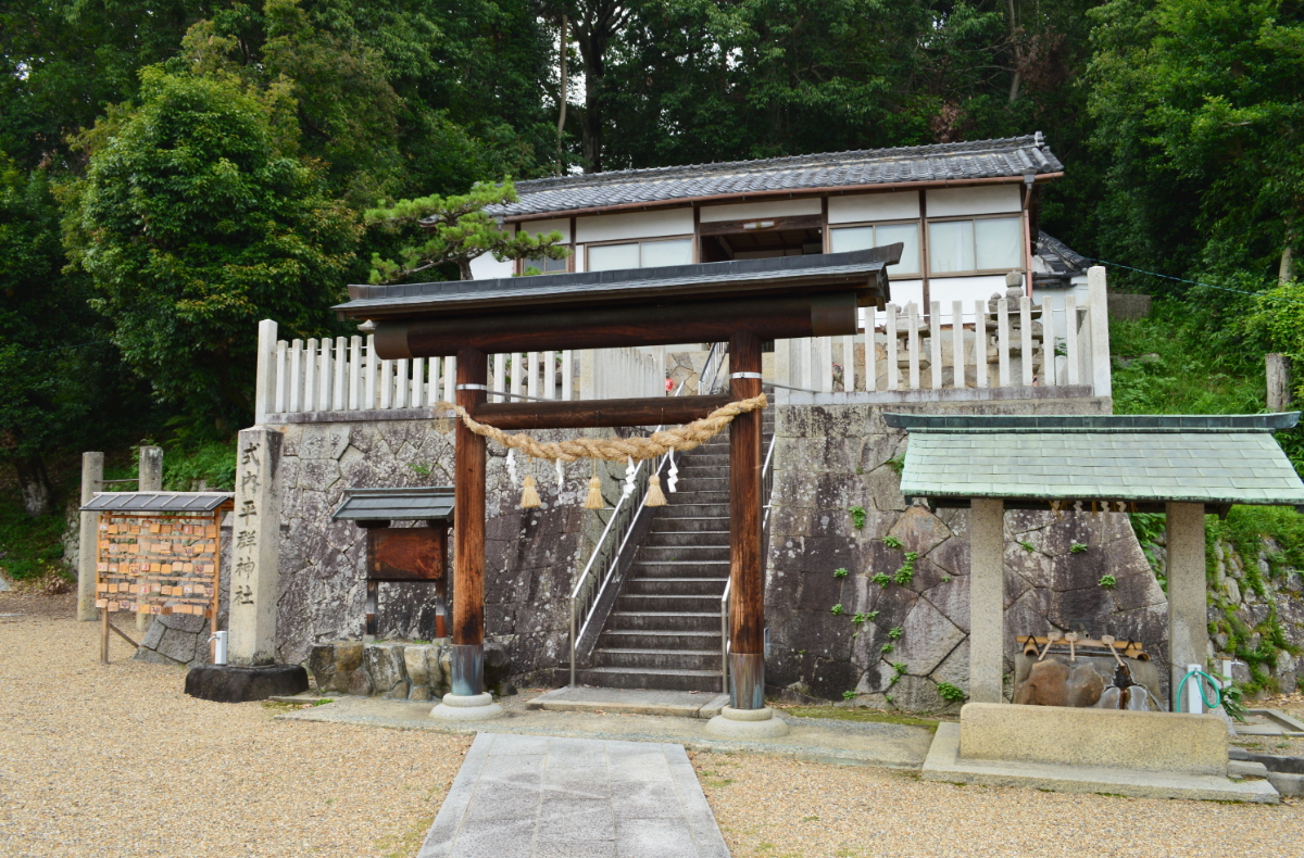 鳥居と社殿