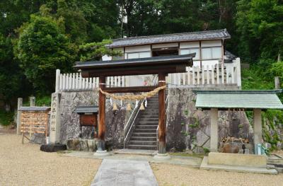 平群神社 鳥居と社殿