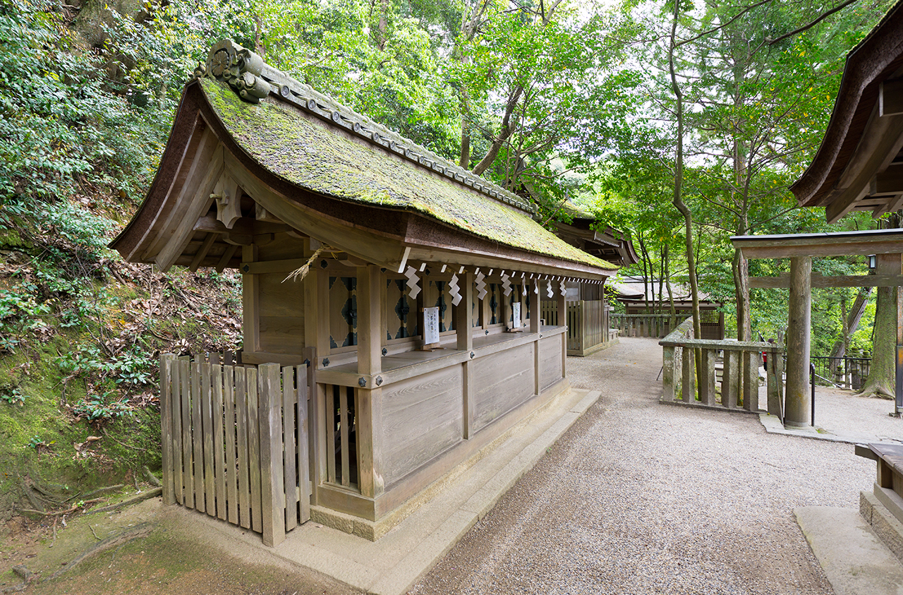 石上神宮 七座社 社殿 横