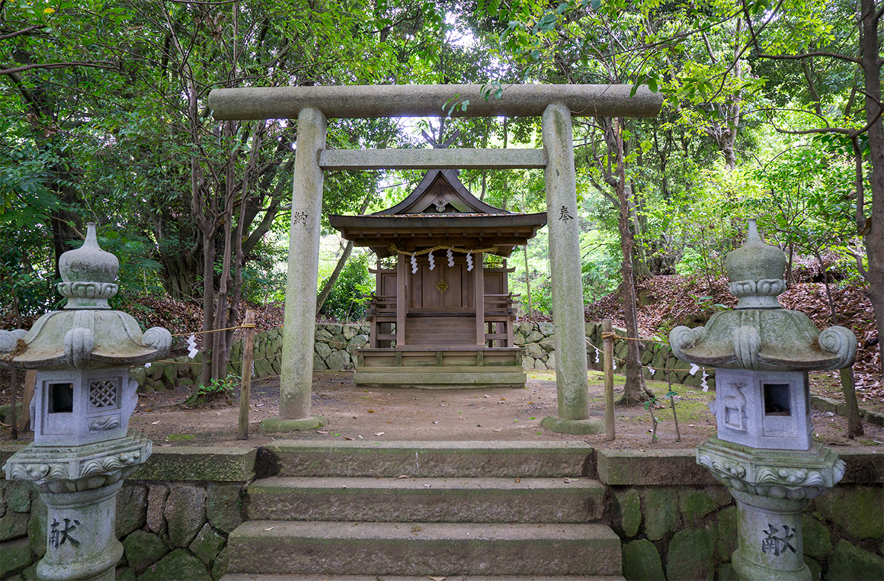 石上神宮 神田神社 鳥居と社殿
