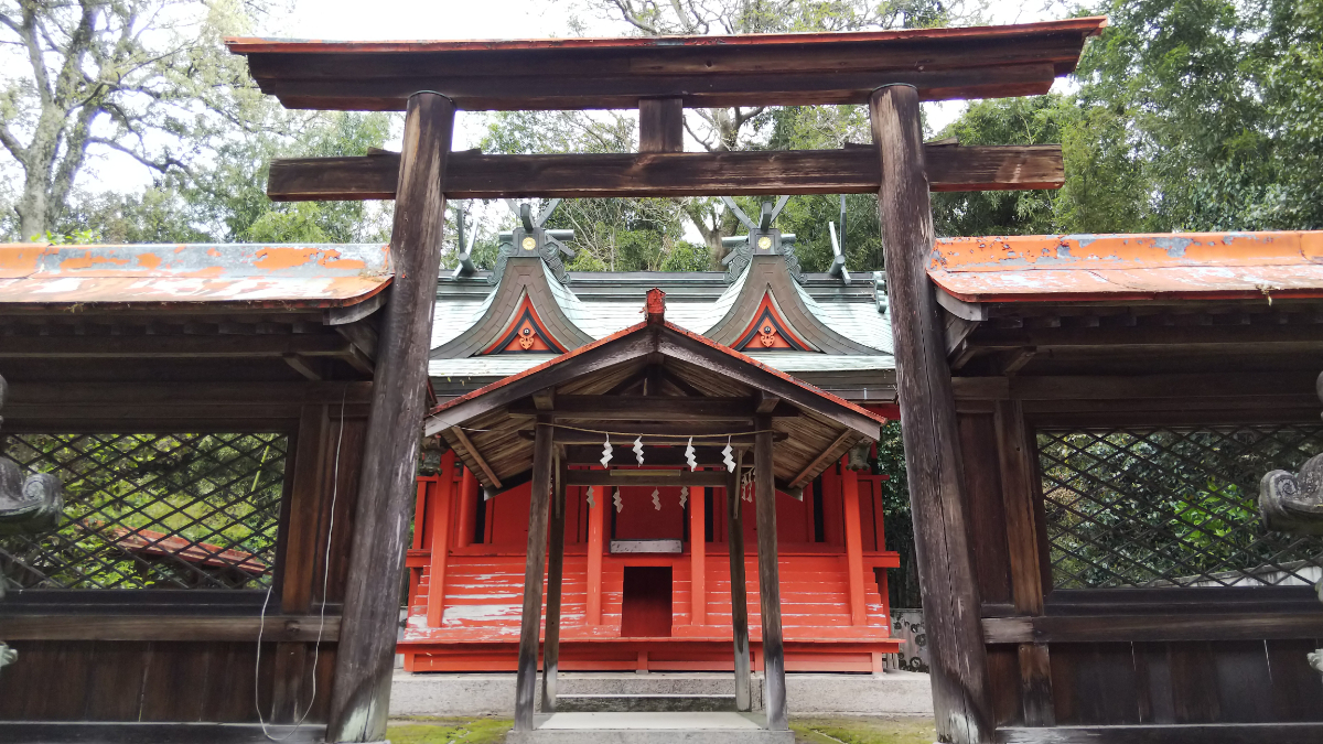 鳥居と本殿
