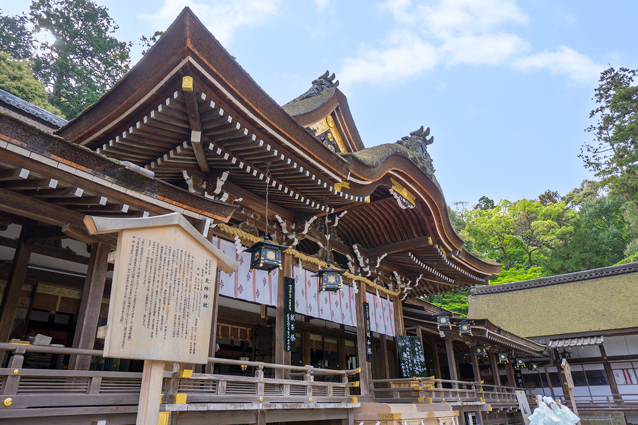 拝殿斜めから