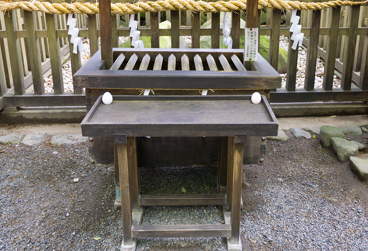 賽銭箱に供えられている卵