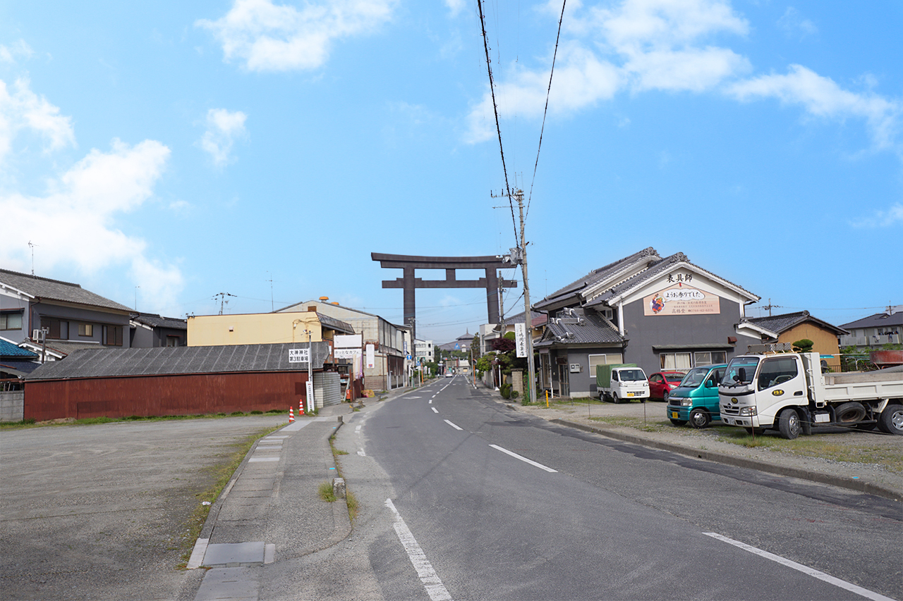 道路上に見える大鳥居