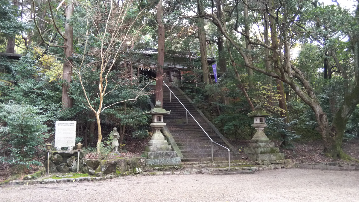 石段と拝殿
