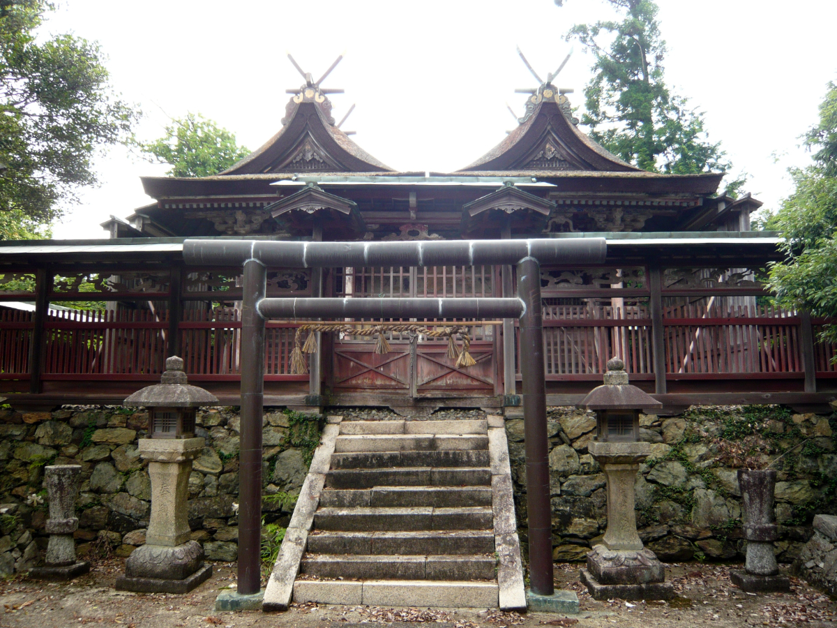 鳥居と社殿