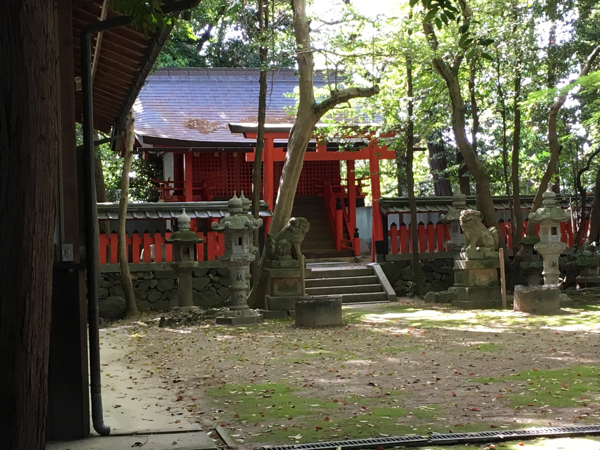 鳥居と本殿