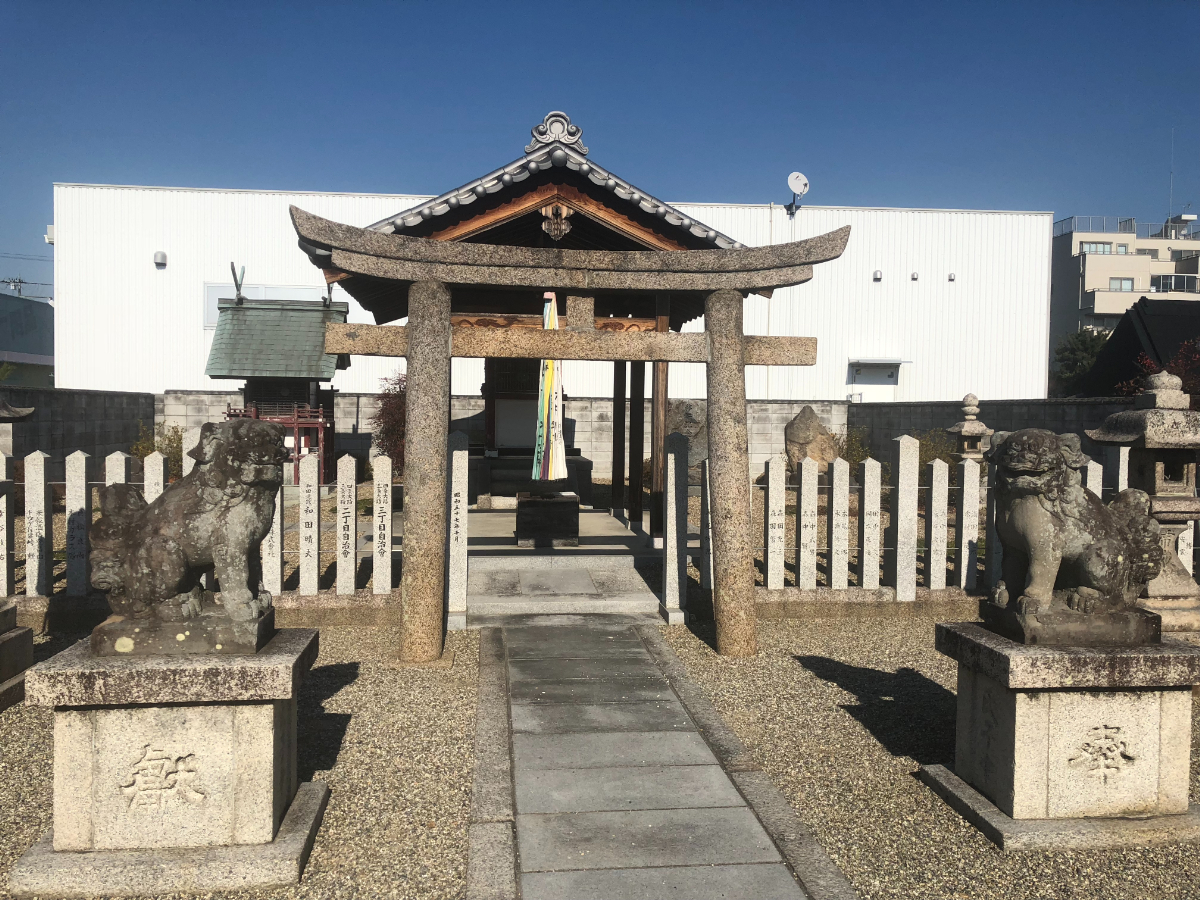 鳥居と本殿
