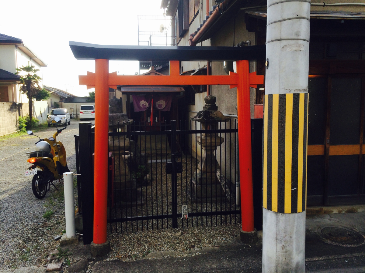 鳥居と社殿
